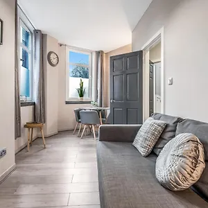  Apartment Private Ground Floor Main Door Entrance - Spacious 2 Bedroom - The Shore, Leith