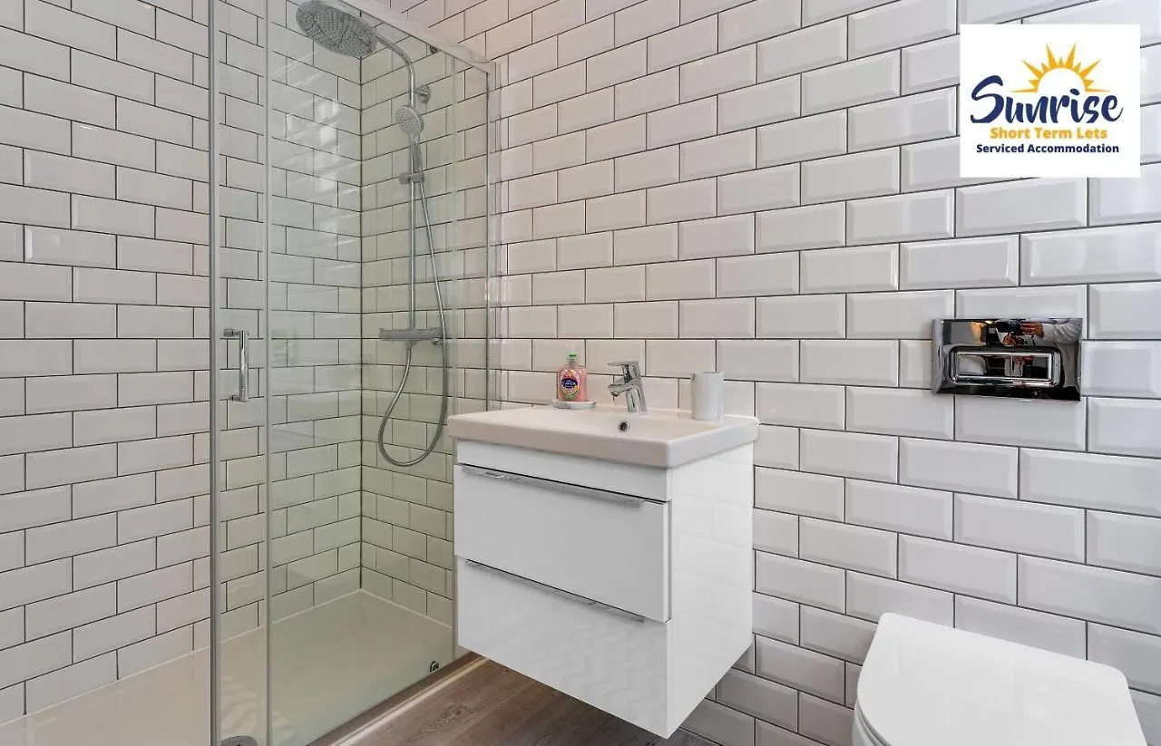 Leith Walk, Is 3 Rooms, King Beds With Tvs, Central Location, Albert Place, Wifi, Sleeps 6, Great For Contractors, Business, Relocation, Groups, Long Stays Welcome, Weekly Or Monthly, Just Ask Sunriseshortlets Edinburgh United Kingdom