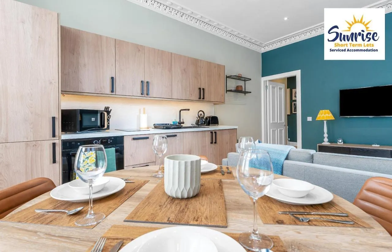 Apartment Leith Walk, Is 3 Rooms, King Beds With Tvs, Central Location, Albert Place, Wifi, Sleeps 6, Great For Contractors, Business, Relocation, Groups, Long Stays Welcome, Weekly Or Monthly, Just Ask Sunriseshortlets Edinburgh