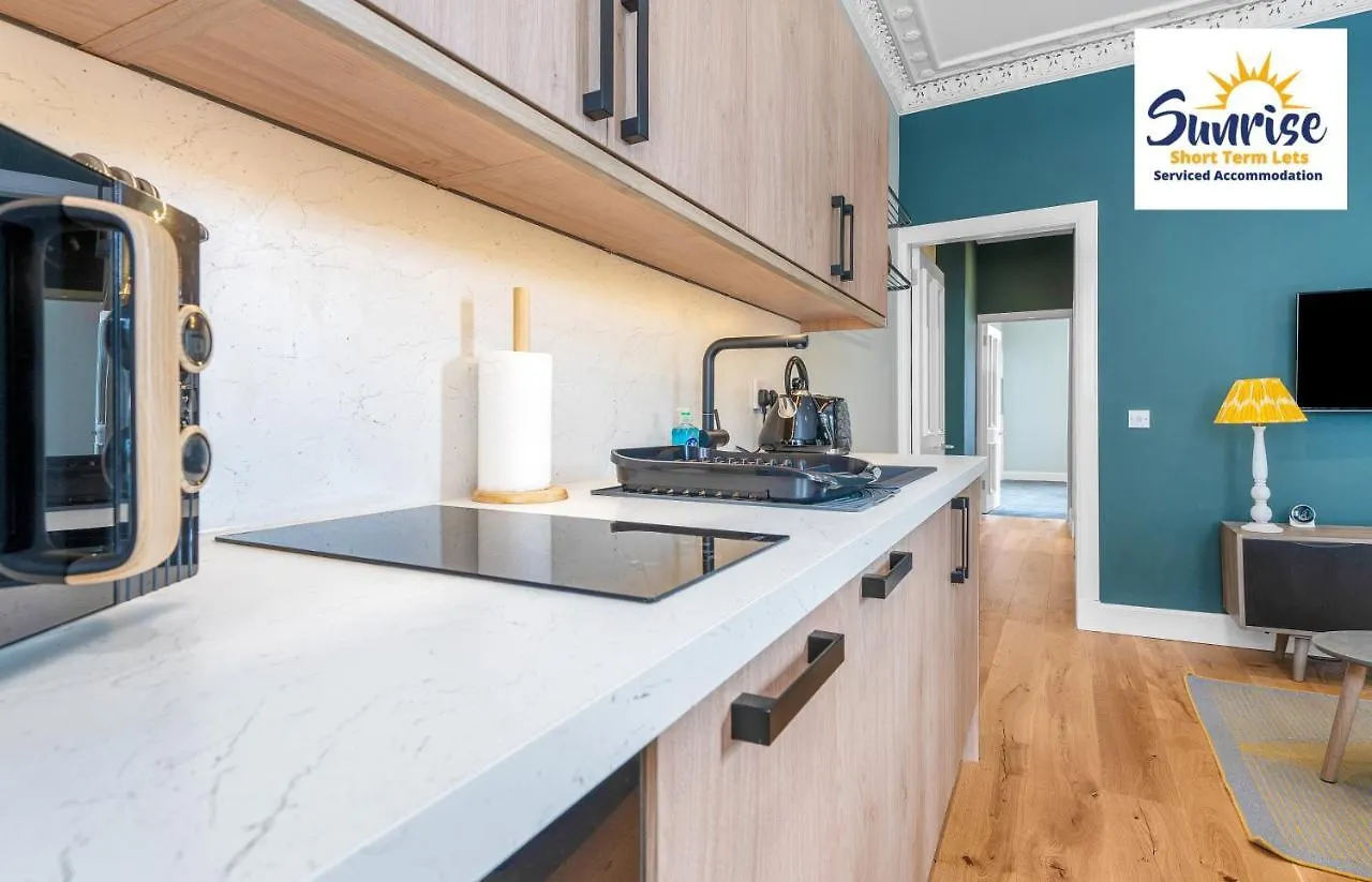 Leith Walk, Is 3 Rooms, King Beds With Tvs, Central Location, Albert Place, Wifi, Sleeps 6, Great For Contractors, Business, Relocation, Groups, Long Stays Welcome, Weekly Or Monthly, Just Ask Sunriseshortlets Edinburgh