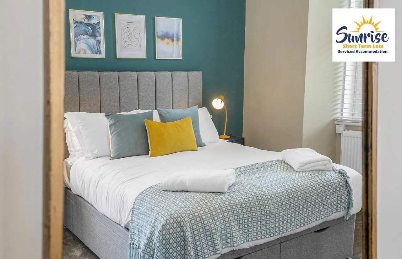 Leith Walk, Is 3 Rooms, King Beds With Tvs, Central Location, Albert Place, Wifi, Sleeps 6, Great For Contractors, Business, Relocation, Groups, Long Stays Welcome, Weekly Or Monthly, Just Ask Sunriseshortlets Edinburgh