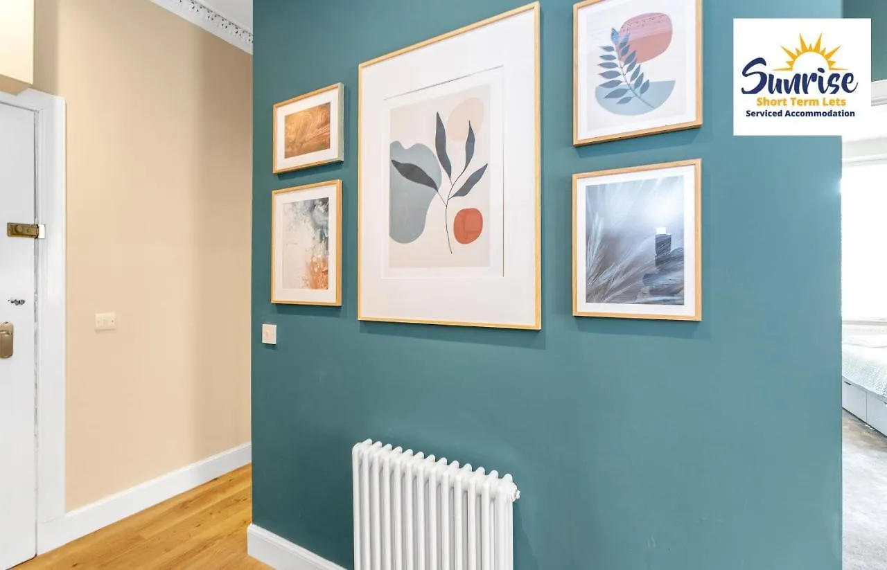 Leith Walk, Is 3 Rooms, King Beds With Tvs, Central Location, Albert Place, Wifi, Sleeps 6, Great For Contractors, Business, Relocation, Groups, Long Stays Welcome, Weekly Or Monthly, Just Ask Sunriseshortlets Edinburgh 0*,
