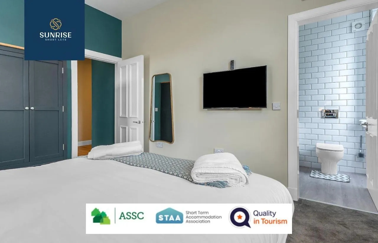 Leith Walk, Is 3 Rooms, King Beds With Tvs, Central Location, Albert Place, Wifi, Sleeps 6, Great For Contractors, Business, Relocation, Groups, Long Stays Welcome, Weekly Or Monthly, Just Ask Sunriseshortlets Edinburgh Apartment