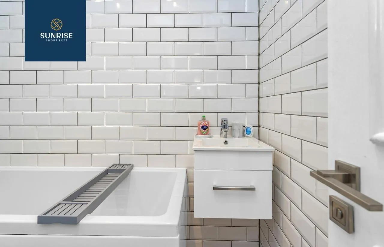 Leith Walk, Is 3 Rooms, King Beds With Tvs, Central Location, Albert Place, Wifi, Sleeps 6, Great For Contractors, Business, Relocation, Groups, Long Stays Welcome, Weekly Or Monthly, Just Ask Sunriseshortlets Edinburgh Apartment