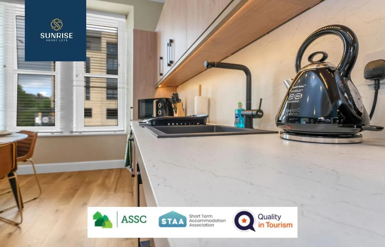 Leith Walk, Is 3 Rooms, King Beds With Tvs, Central Location, Albert Place, Wifi, Sleeps 6, Great For Contractors, Business, Relocation, Groups, Long Stays Welcome, Weekly Or Monthly, Just Ask Sunriseshortlets Edinburgh