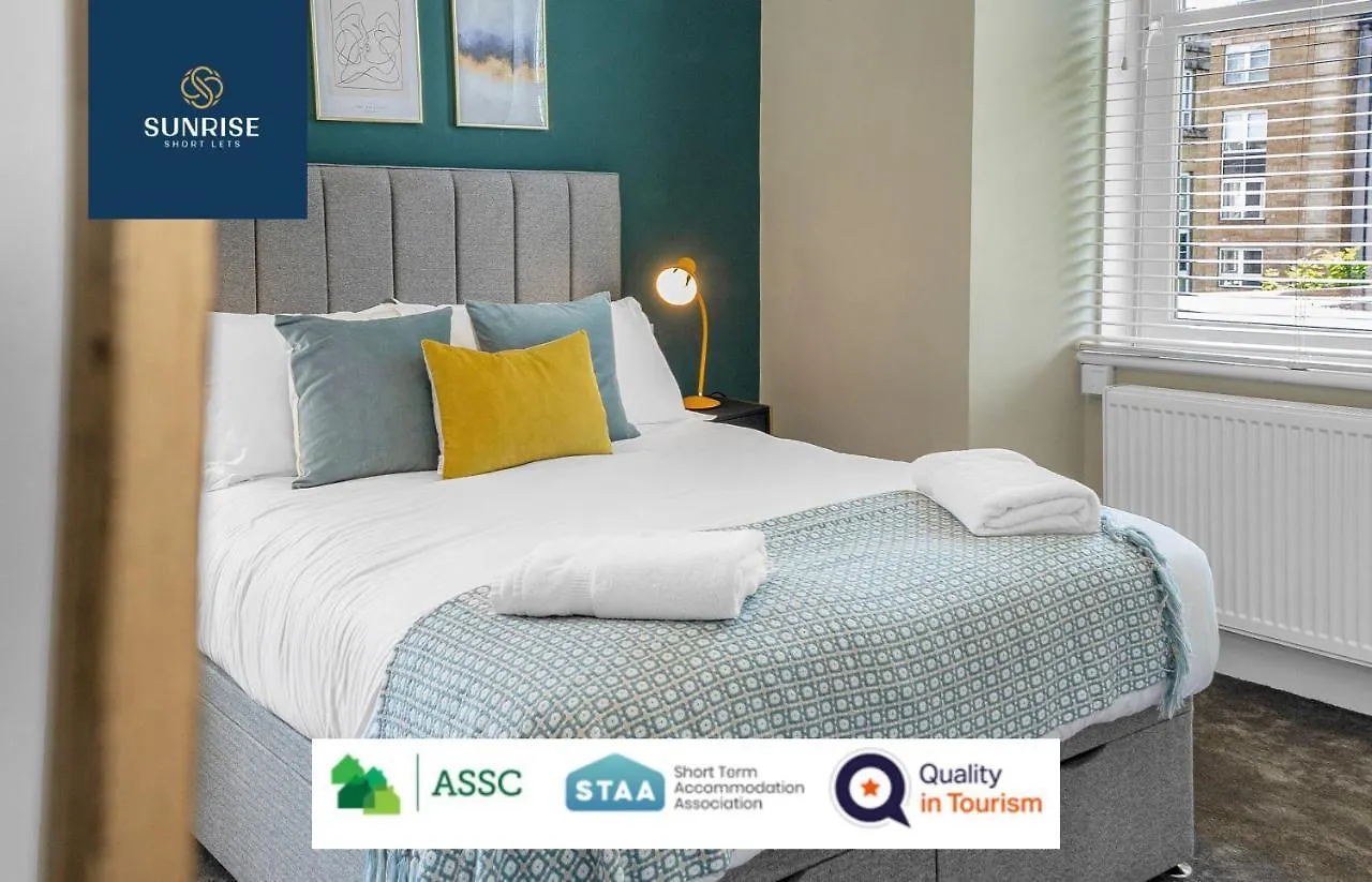Leith Walk, Is 3 Rooms, King Beds With Tvs, Central Location, Albert Place, Wifi, Sleeps 6, Great For Contractors, Business, Relocation, Groups, Long Stays Welcome, Weekly Or Monthly, Just Ask Sunriseshortlets Edinburgh Apartment