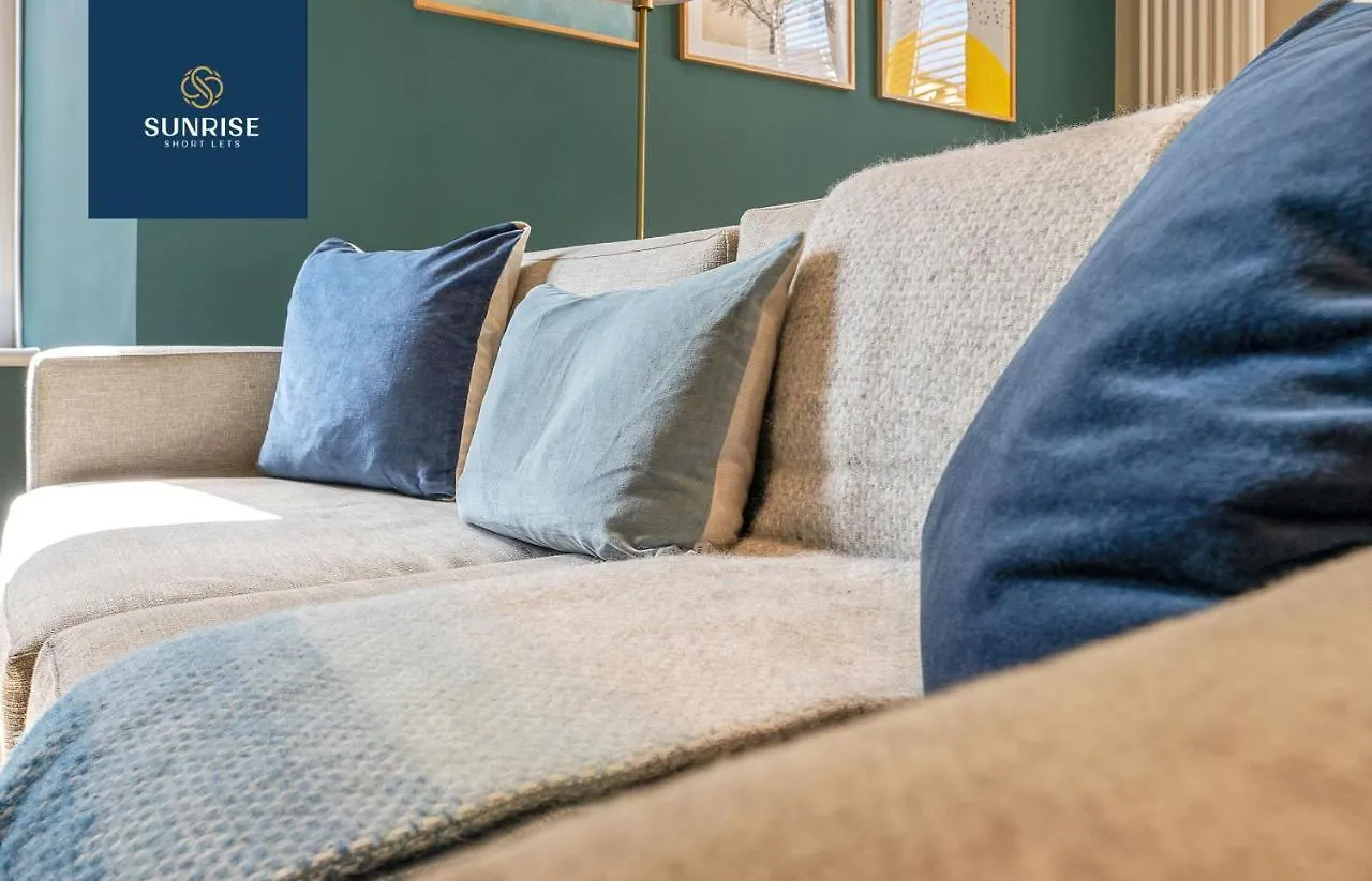 Leith Walk, Is 3 Rooms, King Beds With Tvs, Central Location, Albert Place, Wifi, Sleeps 6, Great For Contractors, Business, Relocation, Groups, Long Stays Welcome, Weekly Or Monthly, Just Ask Sunriseshortlets Edinburgh