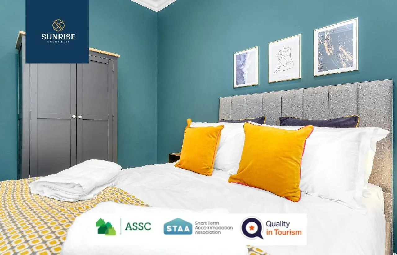 Leith Walk, Is 3 Rooms, King Beds With Tvs, Central Location, Albert Place, Wifi, Sleeps 6, Great For Contractors, Business, Relocation, Groups, Long Stays Welcome, Weekly Or Monthly, Just Ask Sunriseshortlets Edinburgh 0*,  United Kingdom