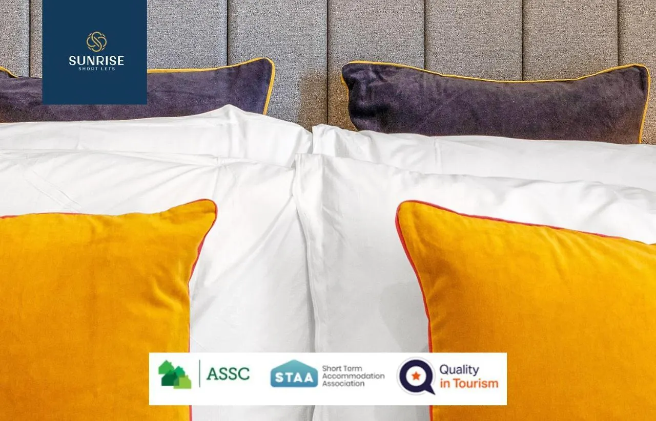 Leith Walk, Is 3 Rooms, King Beds With Tvs, Central Location, Albert Place, Wifi, Sleeps 6, Great For Contractors, Business, Relocation, Groups, Long Stays Welcome, Weekly Or Monthly, Just Ask Sunriseshortlets Edinburgh Apartment