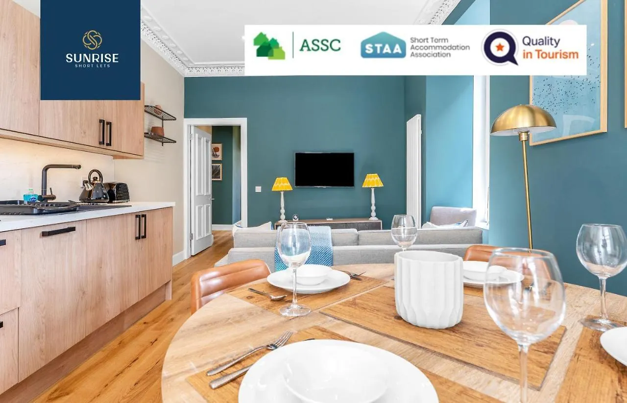 Leith Walk, Is 3 Rooms, King Beds With Tvs, Central Location, Albert Place, Wifi, Sleeps 6, Great For Contractors, Business, Relocation, Groups, Long Stays Welcome, Weekly Or Monthly, Just Ask Sunriseshortlets Edinburgh